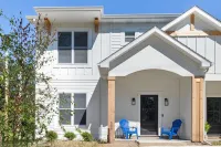 New Vacation Home - 4 Bed/3 Bath w/ Hot Tub & Fire pit - 5 min to beach