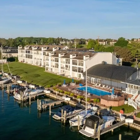 Lake Charlevoix/King/Queen/2 Bed/2 Bath Condo/Town/Beach/Pool