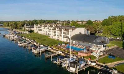 Lake Charlevoix/King/Queen/2 Bed/2 Bath Condo/Town/Beach/Pool