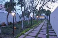 New Hotel Shiva Отели рядом с достопримечательностью «Statue of Buddha in Bodhgaya»