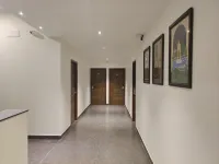 Raja Mahal - parking