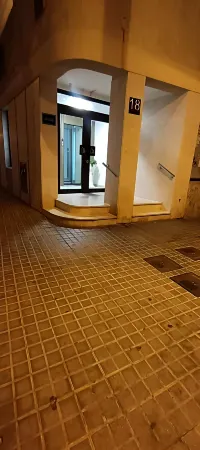 Hostal Estudios Отели рядом с достопримечательностью «Rambla de Badalona»