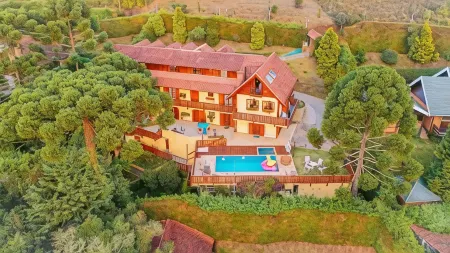 Mansão Austríaca Guesthouse Отели рядом с достопримечательностью «Casa - Chalé Condomínio Estância das Águas Claras»