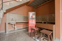 RedDoorz Syariah near Siloam Hospitals Bulak Kapal Hotel dekat Mushola An Nur Griya Asri 2