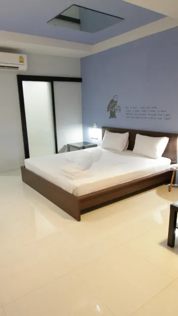 ห้องสแตนดาร์ด เตียงใหญ่ 1 เตียง มีระเบียง