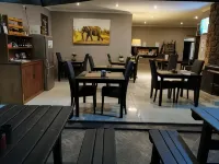 Aerotropolis Guest Lodge - breakfast