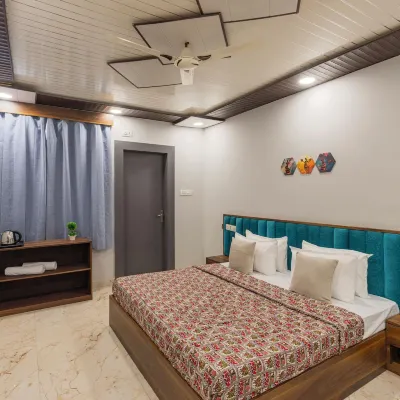 Madpackers Jaipur Hotels near The Palace Atelier
