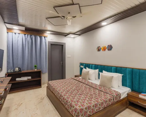Madpackers Jaipur Hotels near Pink Square Mall