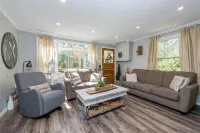 Cozy All-Season Family Cottage in Balm Beach!