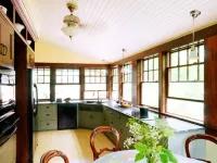 Lakefront Vacation Home on Lake Elmore فنادق في Elmore