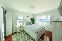 Beachfront w/ Hot Tub, Sauna, Pool, Fire pits, Grill & Panoramic Views