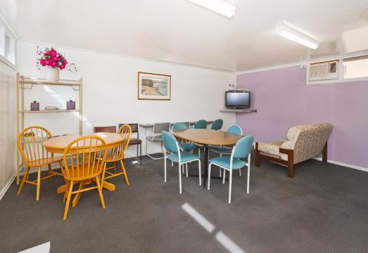 캐럼 다운즈 홀리데이 파크 앤드 캐럼 다운즈 모텔