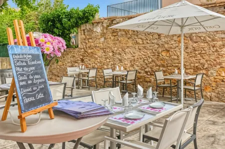 Hotel Restaurant le Castel Fleuri Отели в г. Пьерфё-дю-Вар