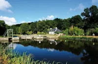 cottage in the countryside with its view of the black mountains Hotels in Finistère