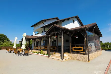 Popasul Montan - Piscina, Tenis & Vedere Munte Отели в г. Avrig