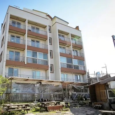 Sokcho Haeoleumhouse โรงแรมใกล้ท่าเรือแดโพ