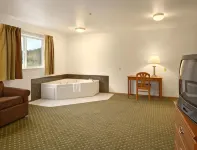 Super 8 by Wyndham Cloverdale Wine Country
