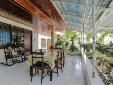 RedDoorz Near Sam Ratulangi Airport Manado Hotels in Mapanget