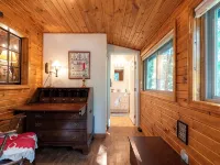 Quaint and cozy log  and knotty pine cabin close to lakes. Hotels in Harrison