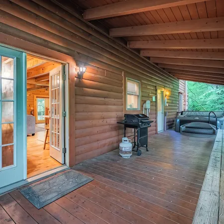 Insignificant Cabin: Spacious 5BR, 3.5BA Retreat with Hot Tub