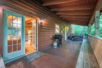 Insignificant Cabin: Spacious 5BR, 3.5BA Retreat with Hot Tub