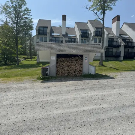 SUNRISE 3BR - 2 Story Remodeled Condo - SKI ON & OFF. Pool + Trailside