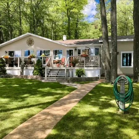 Charming Lake Front Cabin - 3-bedroom house with AC, WiFi in serene Hubbard Lake