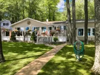 Charming Lake Front Cabin - 3-bedroom house with AC, WiFi in serene Hubbard Lake - 3 étoiles