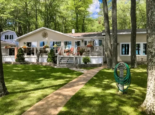 Charming Lake Front Cabin - 3-bedroom house with AC, WiFi in serene Hubbard Lake