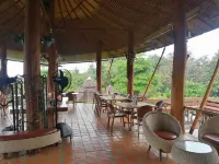 Mari Pai Resort Hotels near The Land Split