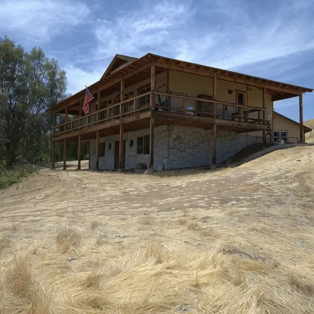 Sequoia Luxury Ranch House, View, Pool, horses, 30 min to Park, in Foothills