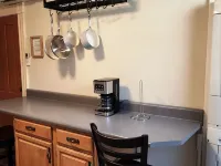Charming 2-bedroom apartment with equipped kitchen and AC, in Cumberland, MD. Hotels in Cumberland