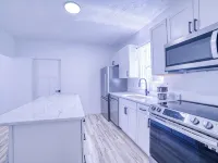 Come visit The Sunflower House! 4 bedrooms 2 baths in Ashtabula Harbor with WIFI Hotels in Ashtabula