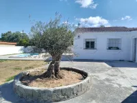 ELIÁ Stylish Holiday Chalet with Private Pool, BBQ