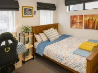 Stylish Suite Near Airport | Pvt Bath + Parking 롤레스톤 호텔