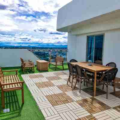 2 BR Penthouse w/ Wide Balcony and 7ft Billiards Hotel Exterior