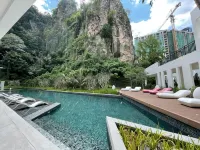 IWH The Cove Premium Suites - Swimmingpools