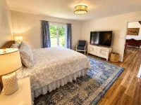 Lakefront Home w/Private Dock, Hot Tub, Firepit, Kayaks, Pet Friendly, Sleeps 8 - Homestays