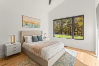 Secluded, modern, spectacular views, hot tub on 18 acres. Firepit,games & more! - 4-Star