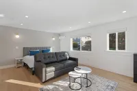 New Modern Guesthouse Retreat near Berkeley & SF - King Bed, AC, Standing Desk