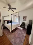 Luxury Home:3 Bed/2 Bath with Shuffleboard~ walk to Restaurants/Bars near Purdue - ห้องครัว