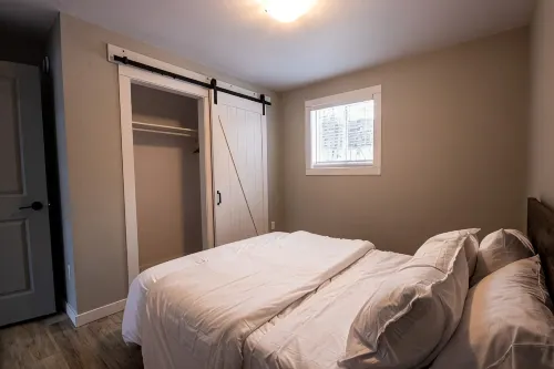 Modern 4 bedroom, 2 living room overlooking creek - chambre d’hôtes