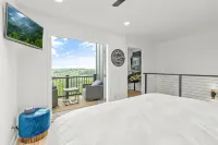 Serenity Villa: Luxurious Retreat with Hot Tub, Rooftop Deck & Mountain View's Hotels in 