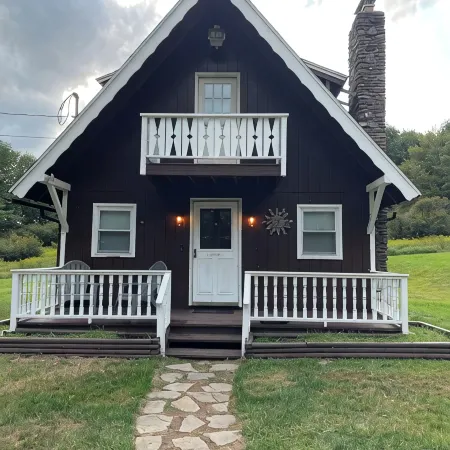 Private 5-Acre Farmhouse Retreat; Full Kitchen Fire Pit Office Pets OK BBQ WiFi