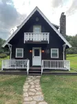 Private 5-Acre Farmhouse Retreat; Full Kitchen Fire Pit Office Pets OK  BBQ WiFi
