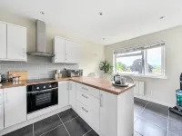 Beautiful apartment in Claygate Village Hotels in Claygate