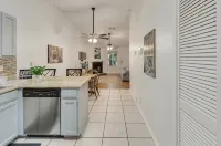 Landing pad - under 2 miles to airport, 2 br, Free parking, WiFi - Apartments
