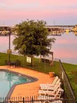 Waterfront modern condo on Walden at the lake Conroe - プライペートプール