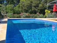 Authentic provencal country house w/ private pool in walking distance to market 科蒂尼亞克住宿飯店