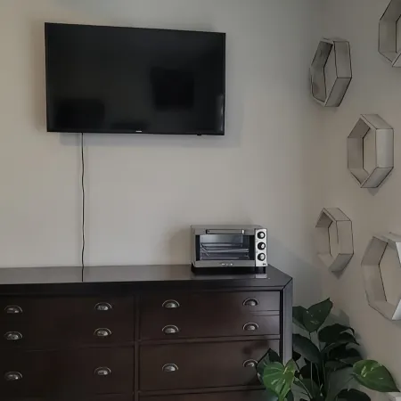 Modern Suite Near Hamilton Airport